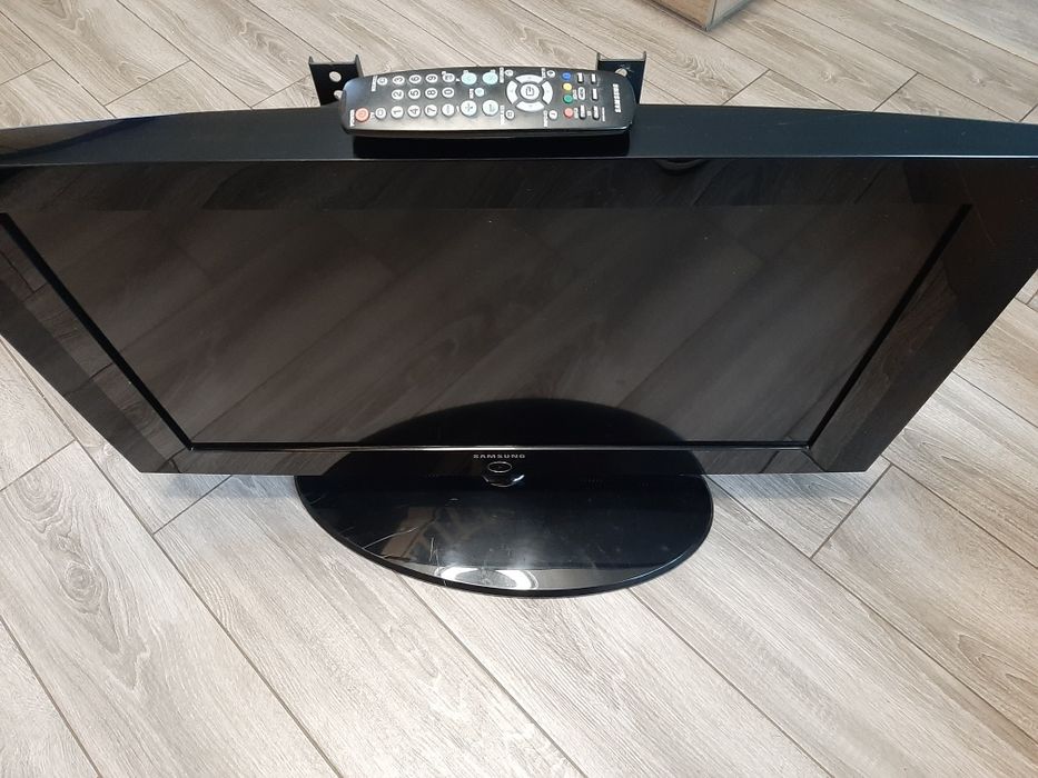 TV samsung 32 LCD+pilot +uchwyt do ściany