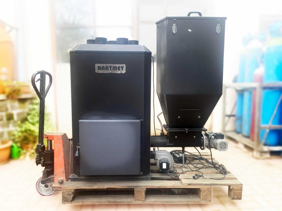 Piec z nadmuchem / nadmuchowy + podajnik  BARTMET 35 Kw używany OKAZJA