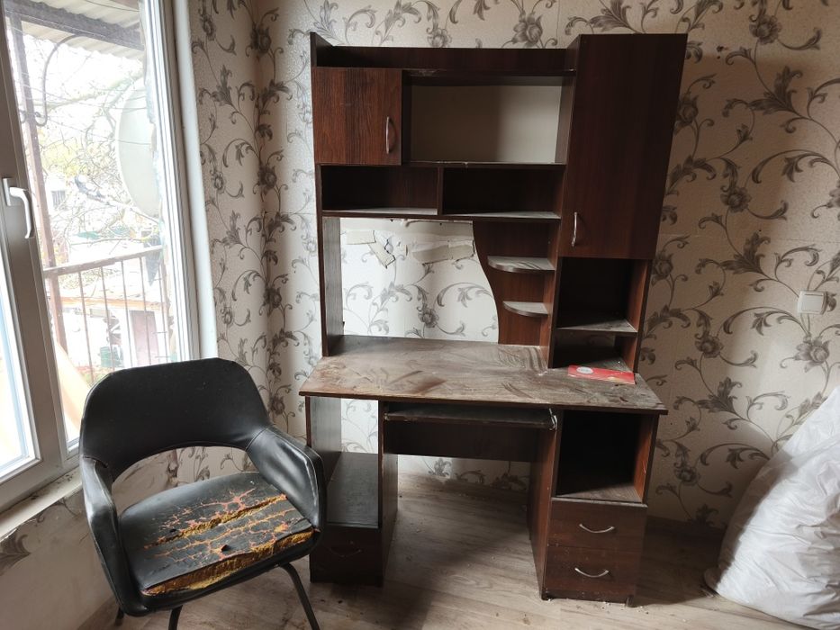 Віддам безкоштовно письмовий стіл та крісло. Самовивіз