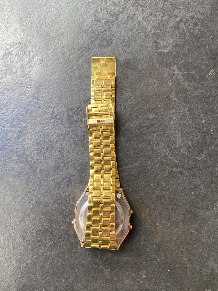 Relogio digital dourado