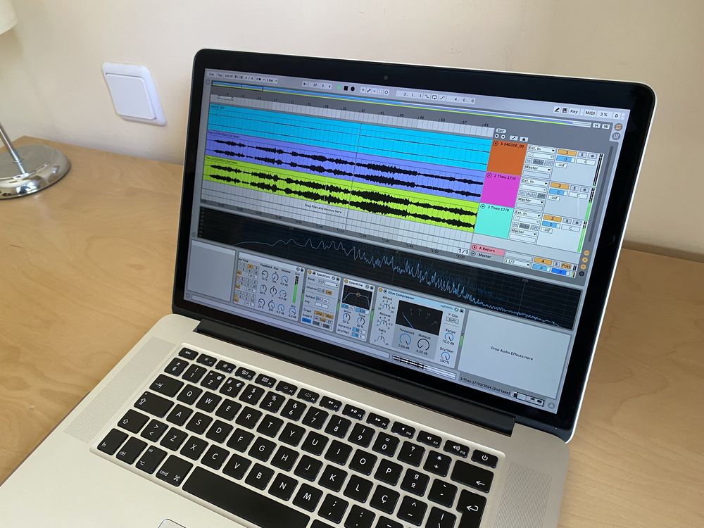 Macbook Pro 15” (512GB) + Ableton Live 10 Suite (+ pack de sons)