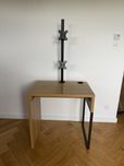 Biurko Micke Ikea Dąb z uchwytem na dwa monitory
