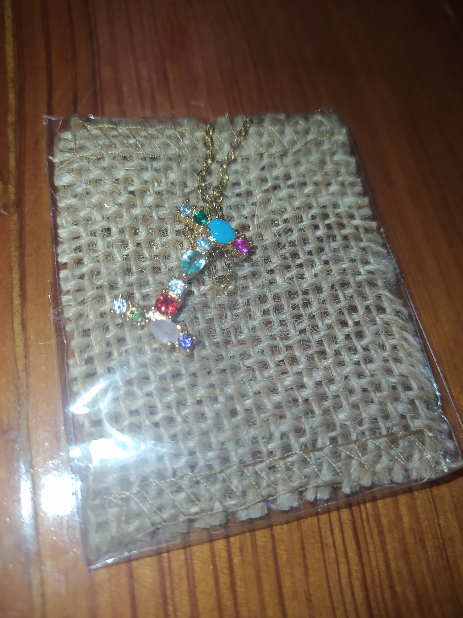 Fio dourado com a letra i