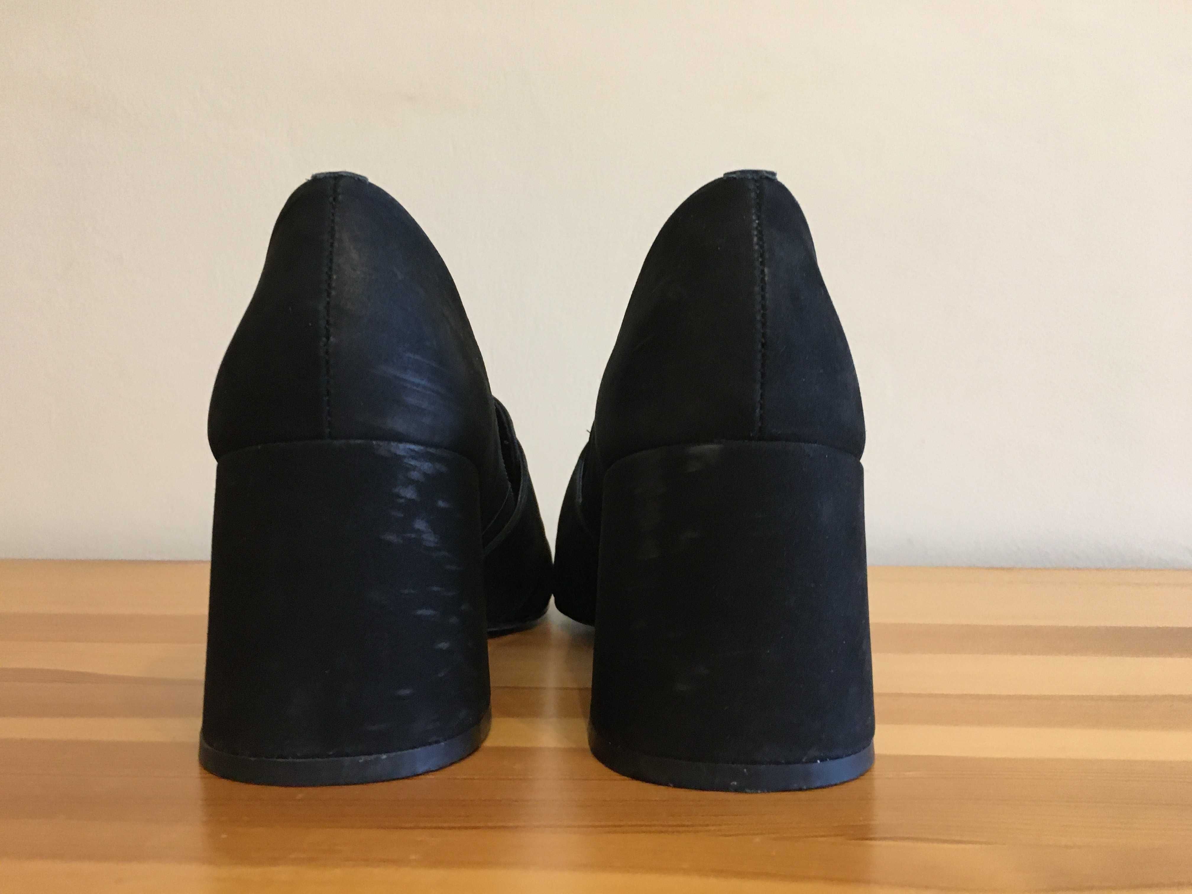 Czarne pantofle z szerokim obcasem