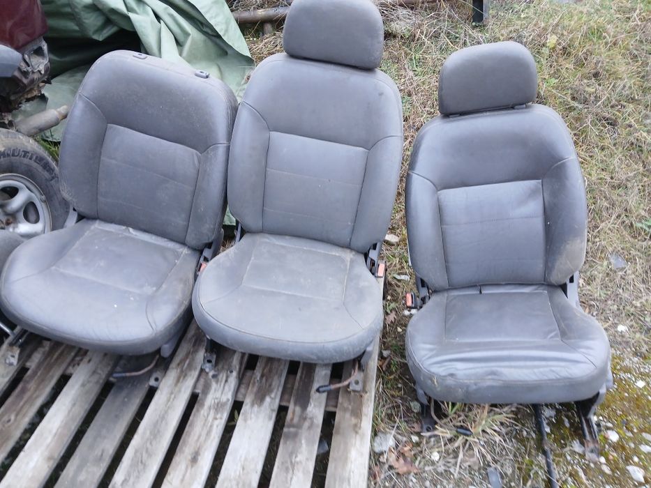 Nissan Terrano fotele przednie szara skóra.