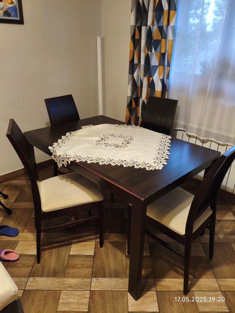 Stół z krzesłami do salonu