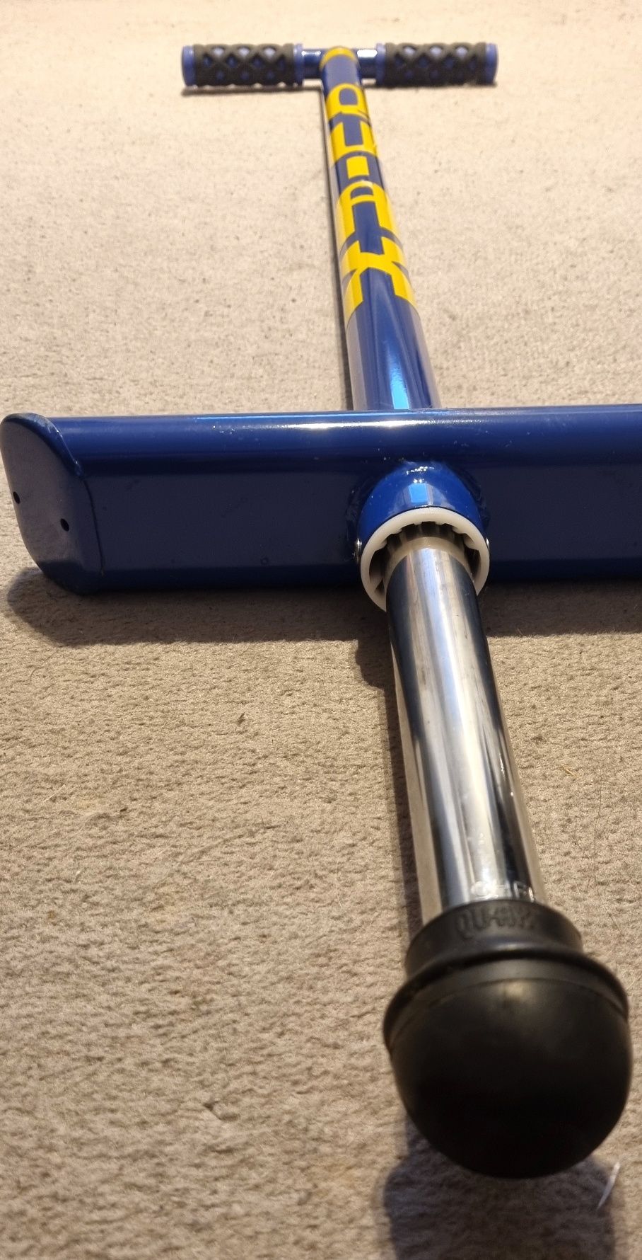 Skoczek Pogo QU-AX drążek do skakania niebieski do 50 kg