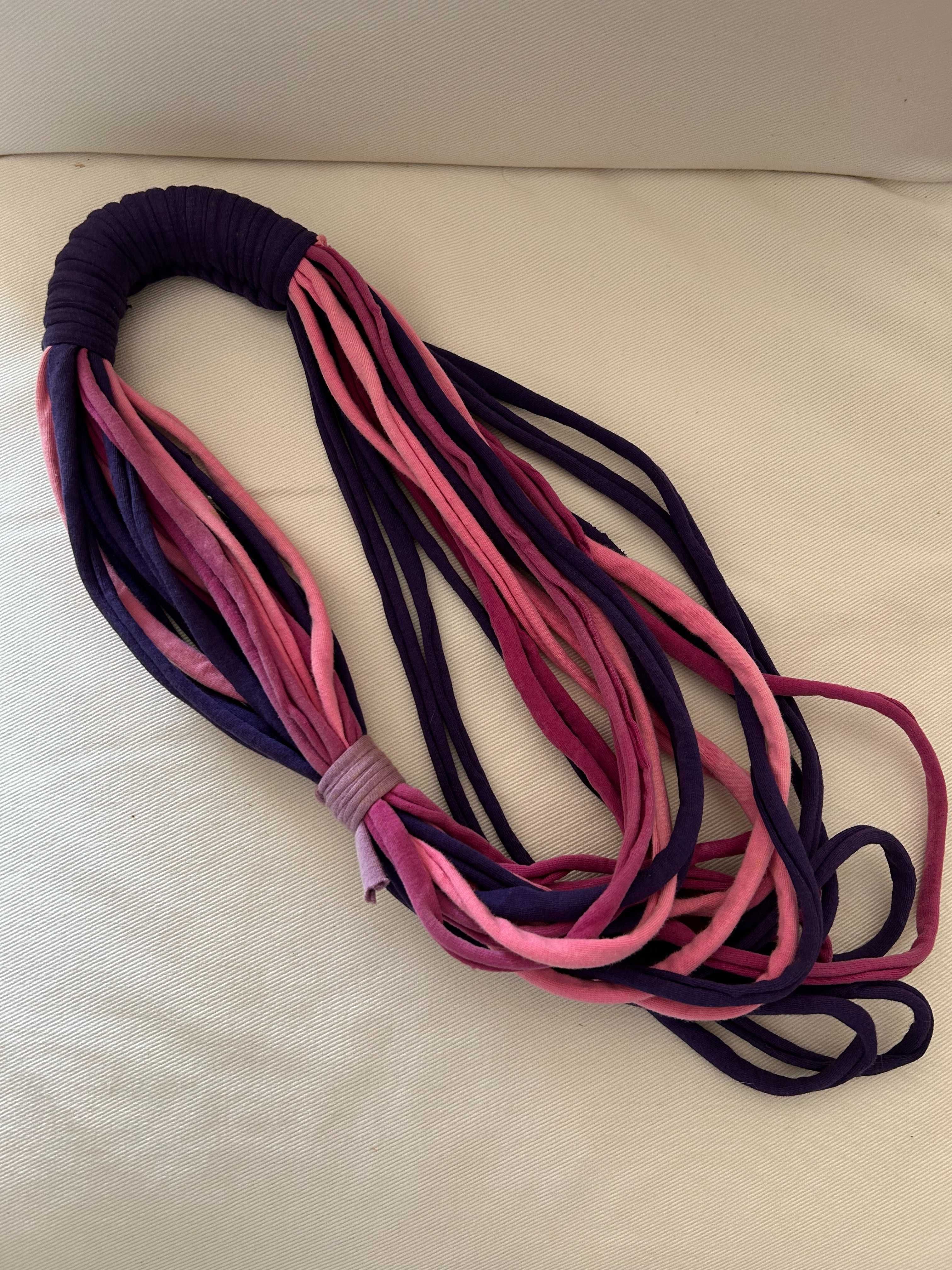 Colar de trapilho em tons de rosa