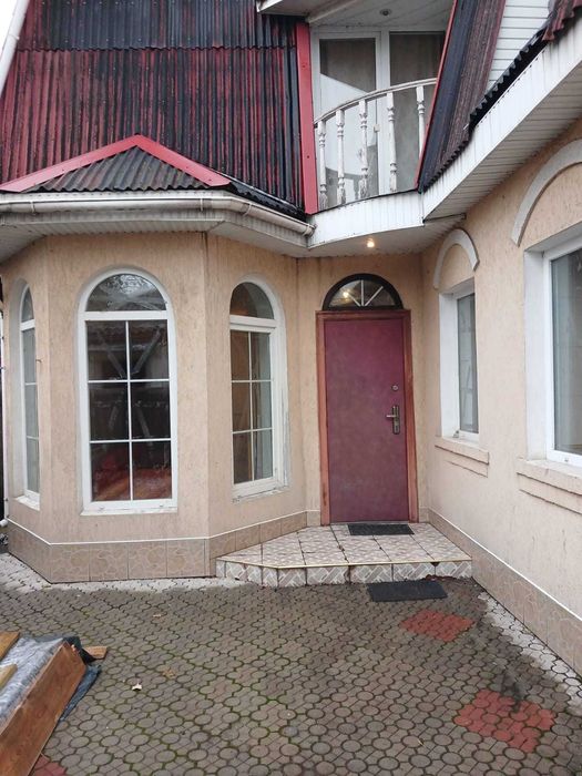 Здається двоповерховий будинок на Зеленій.