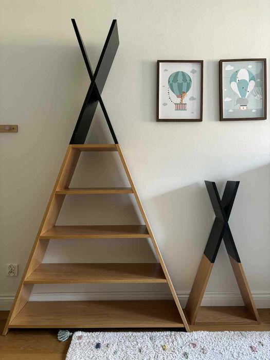 Drewniany regał dziecięcy i pasująca półka w kształcie namiotu