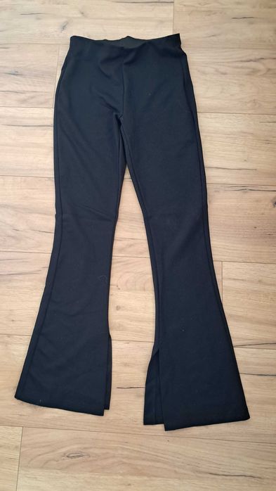 Czarne spodnie legginsy 152