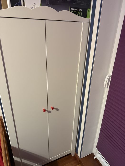 Biala szafa na ubrania