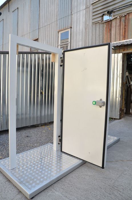 Холодильні/морозильні двері в камеру