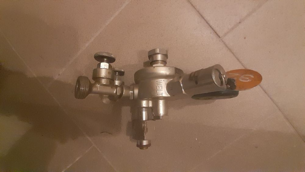 Zabytkowy reduktor gazu do rozlewania piwa