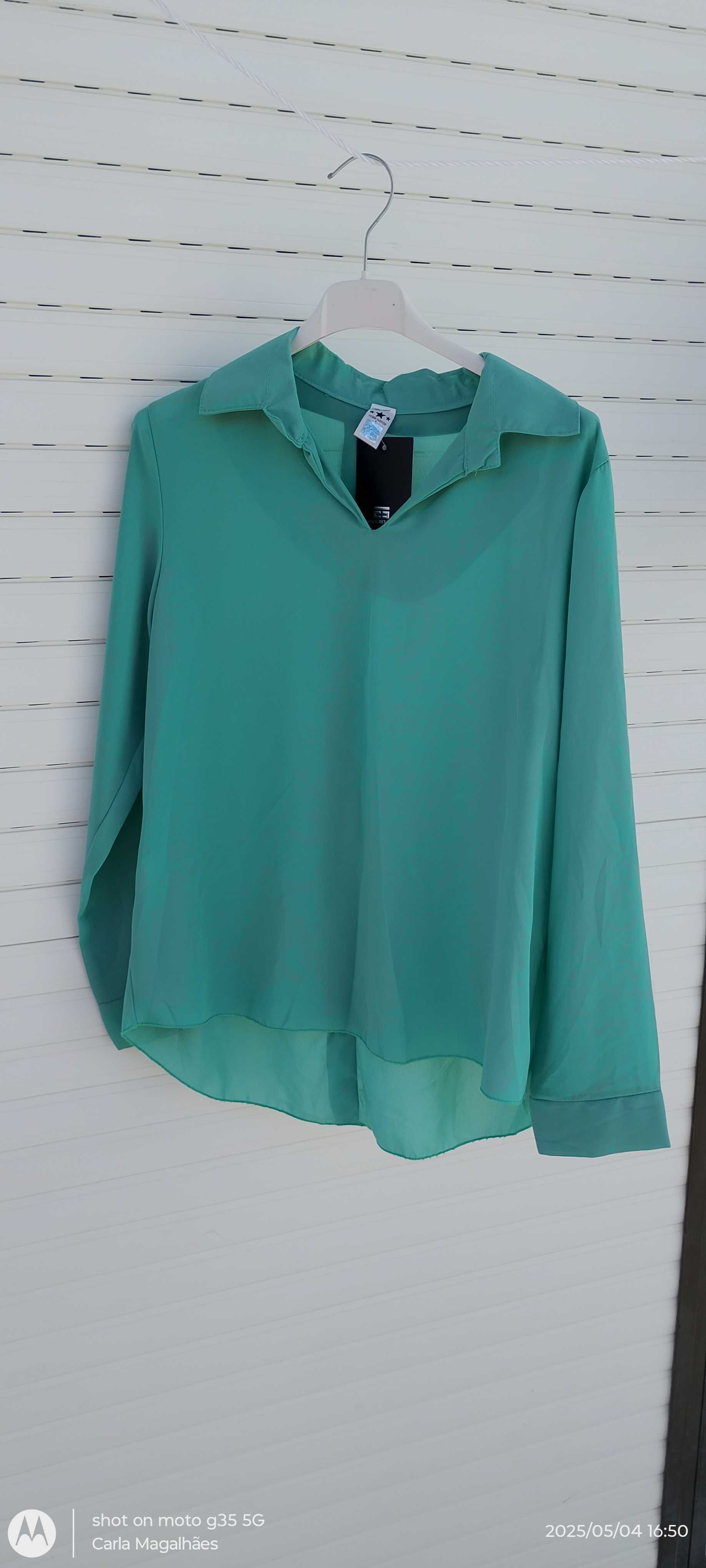 Camisa verde com detalhe nas costas