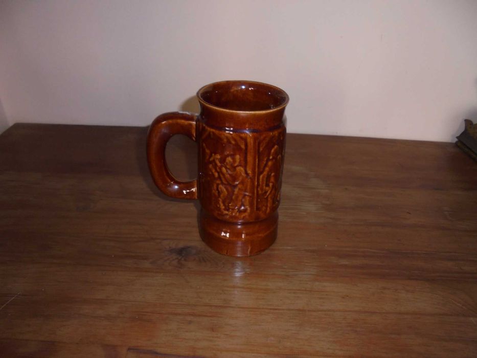 gliniany kufel ładnie zdobiony w motywy górnicze