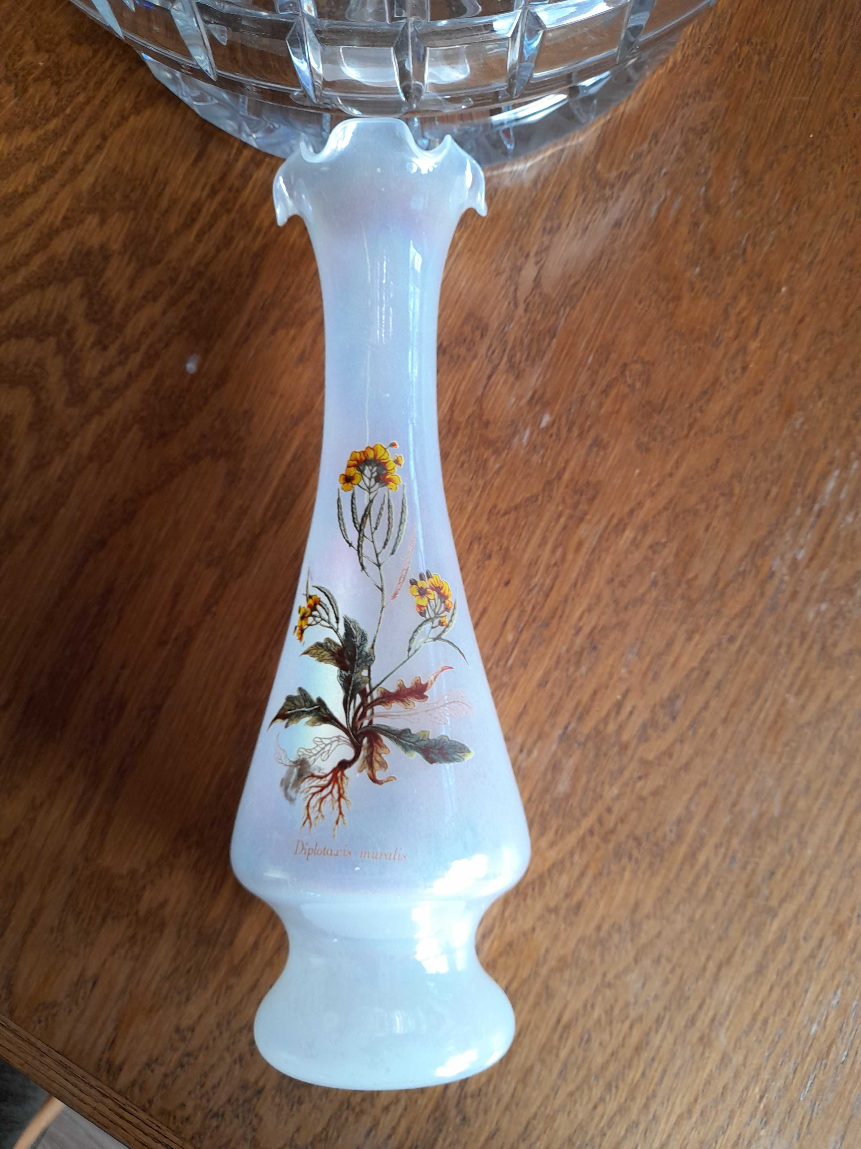 Stary biały wazon, Botanica, szkło kolorowe PRL, z motywem roślinnym