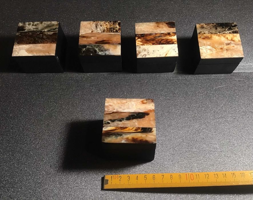 Pequenas caixas de madeira com original tampa decorativa em osso