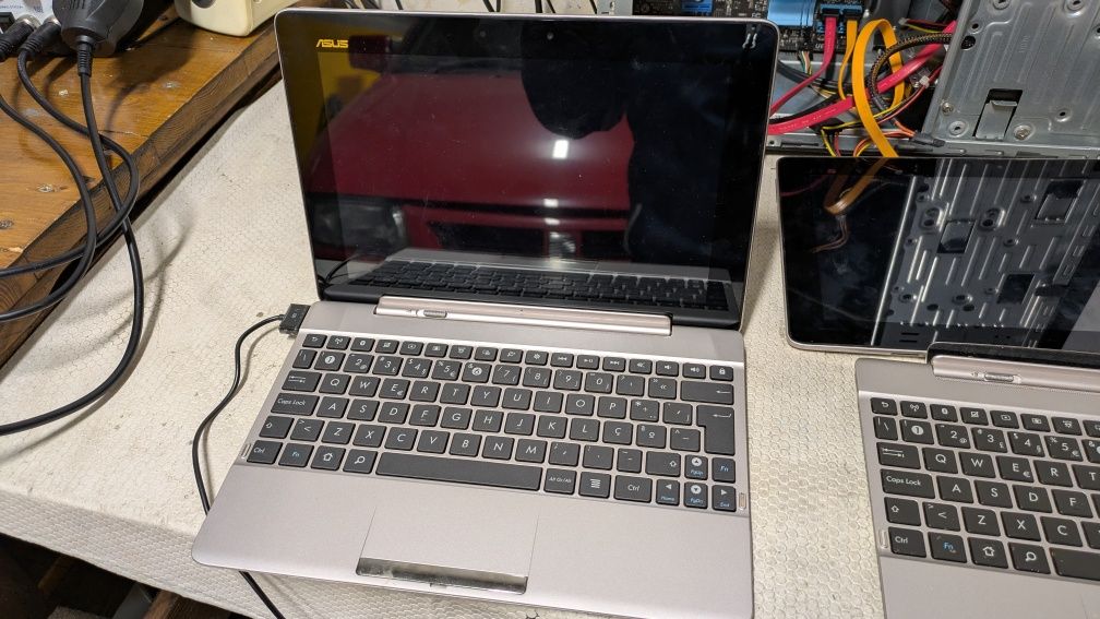 2 ASUS TF300 com dock