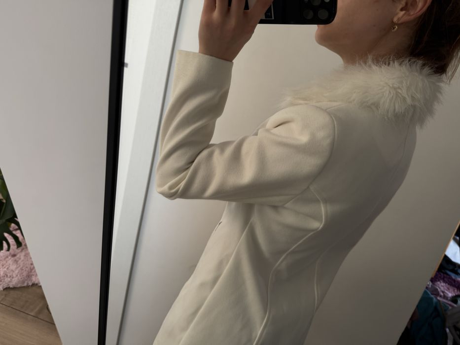 Płaszcz biały ozdobny futerkowy kołnież