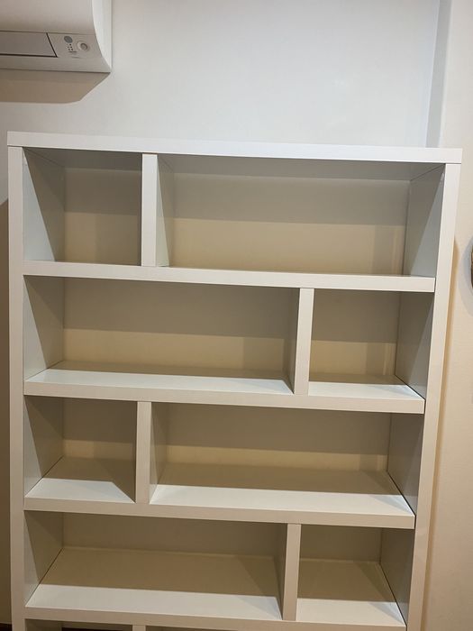 Estante branca com cubiculos