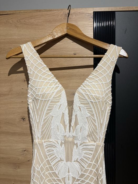 Suknia ślubna dopasowana z cekinami dekolt V na ramiączkach rozmkar 34