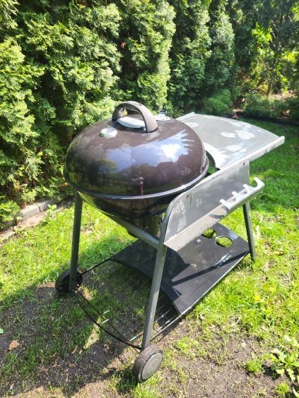 Grill ze stoliczkiem