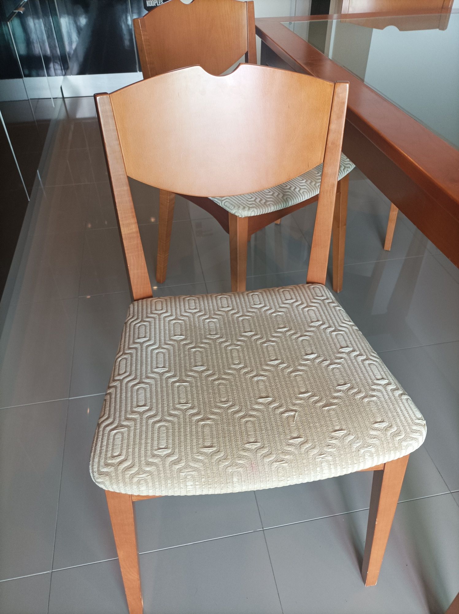 Mesa de jantar e 6 cadeiras