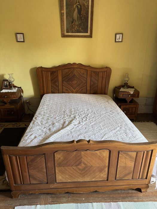 Cama e mesinhas cabeceira