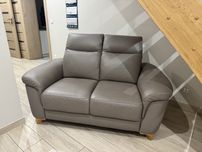 Stylowa sofa dwuosobowa skóra naturalna jasnoszara z funkcja relaks