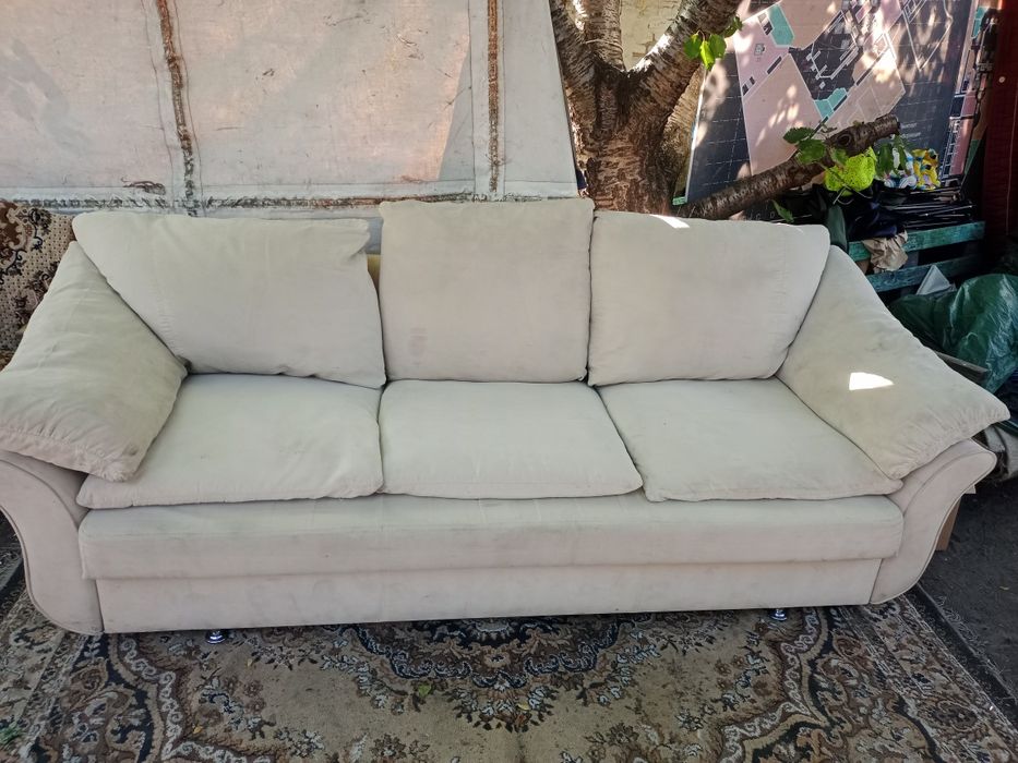 Продам два дивана и кресло