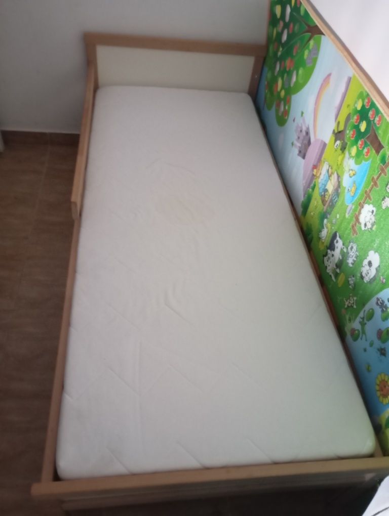 Cama de criança com colchão