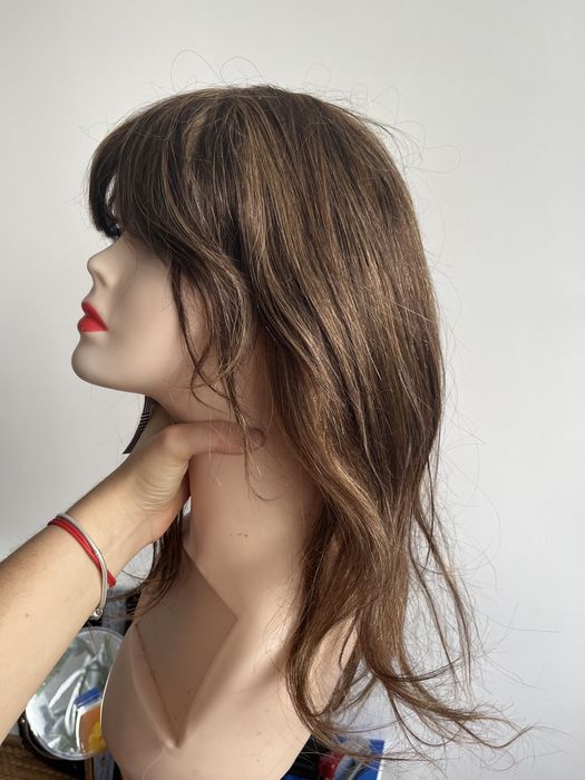 Brazowa peruka wlosy naturalne z grzywka