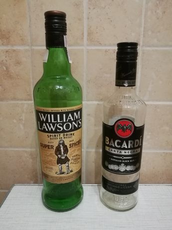 Пустые бутылки из-под William Lawson's 0.7 л и Bacardi Carta Negra 0.5
