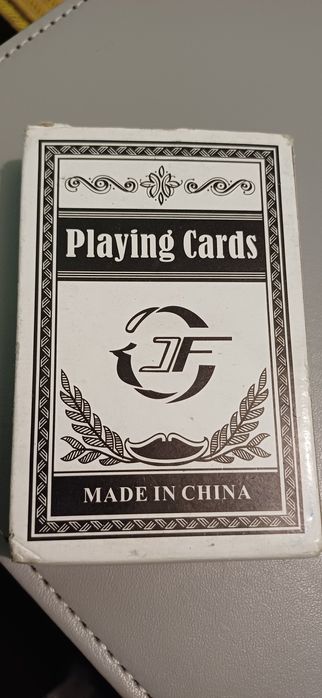 Колода игральных карт с клетчатым узором на обратной стороне. 
Игральн