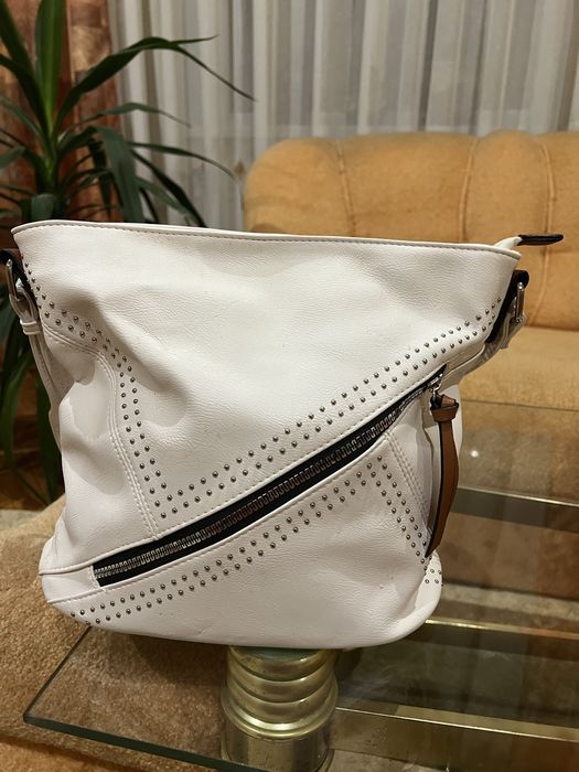Продам сумку з екошкіри.Білого кольору