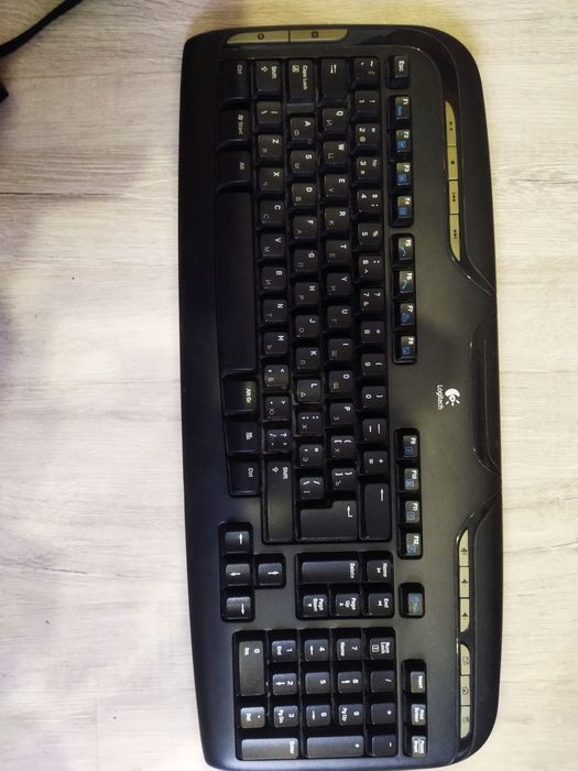 Бездротова клавіатура та адаптер