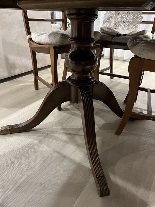 Conjunto louceiro + mesa com 6 cadeiras.