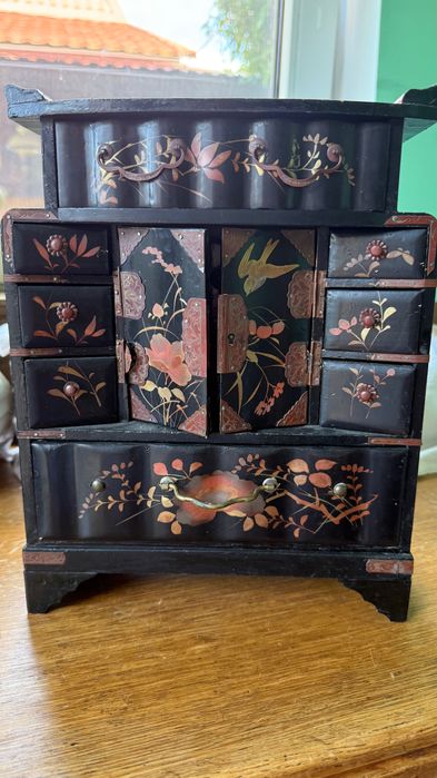 Антикварна деревʼяна мініатюрна
китайська шафа