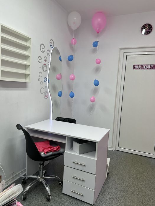 Здається місце для майстра манікюру та педикюру