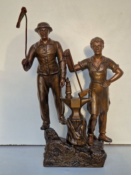 Figurka (Cynkal pokryty patyną  przypominający brąz)