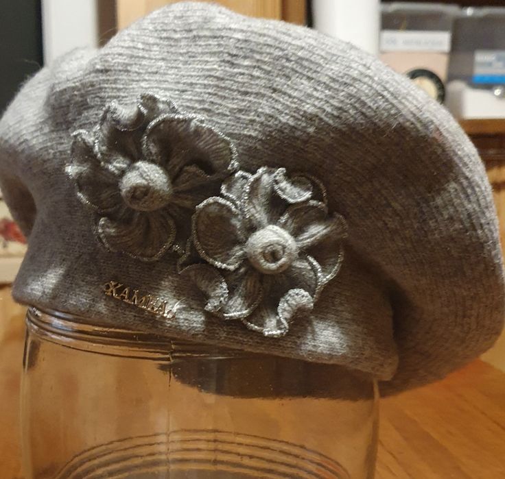 Beret z wełny w szarym kolorze