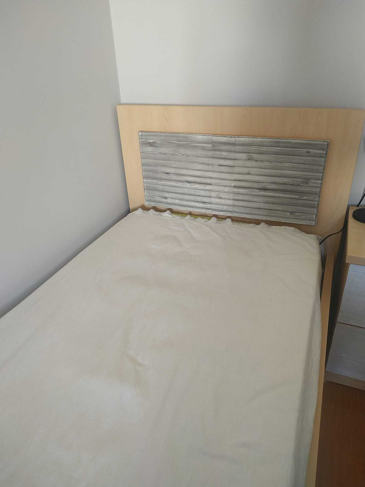 CAMA COM COLCHÃO + mesa de cabeçeira 90€