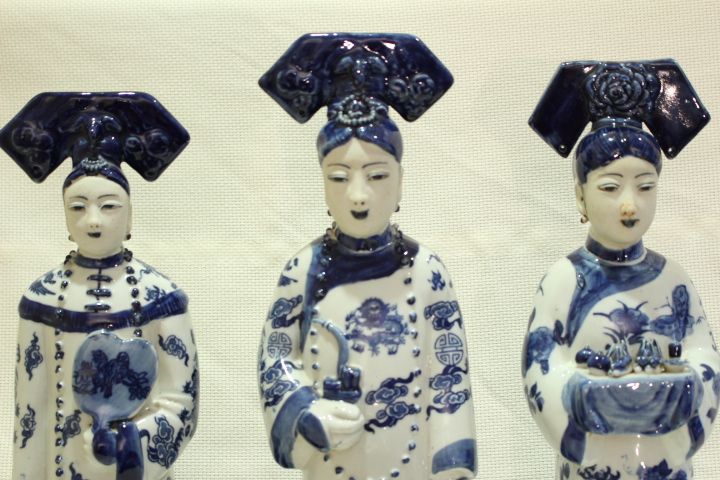 3 Dignatárias Escultura Porcelana Chinesa Dragões e Flores séc. XIX