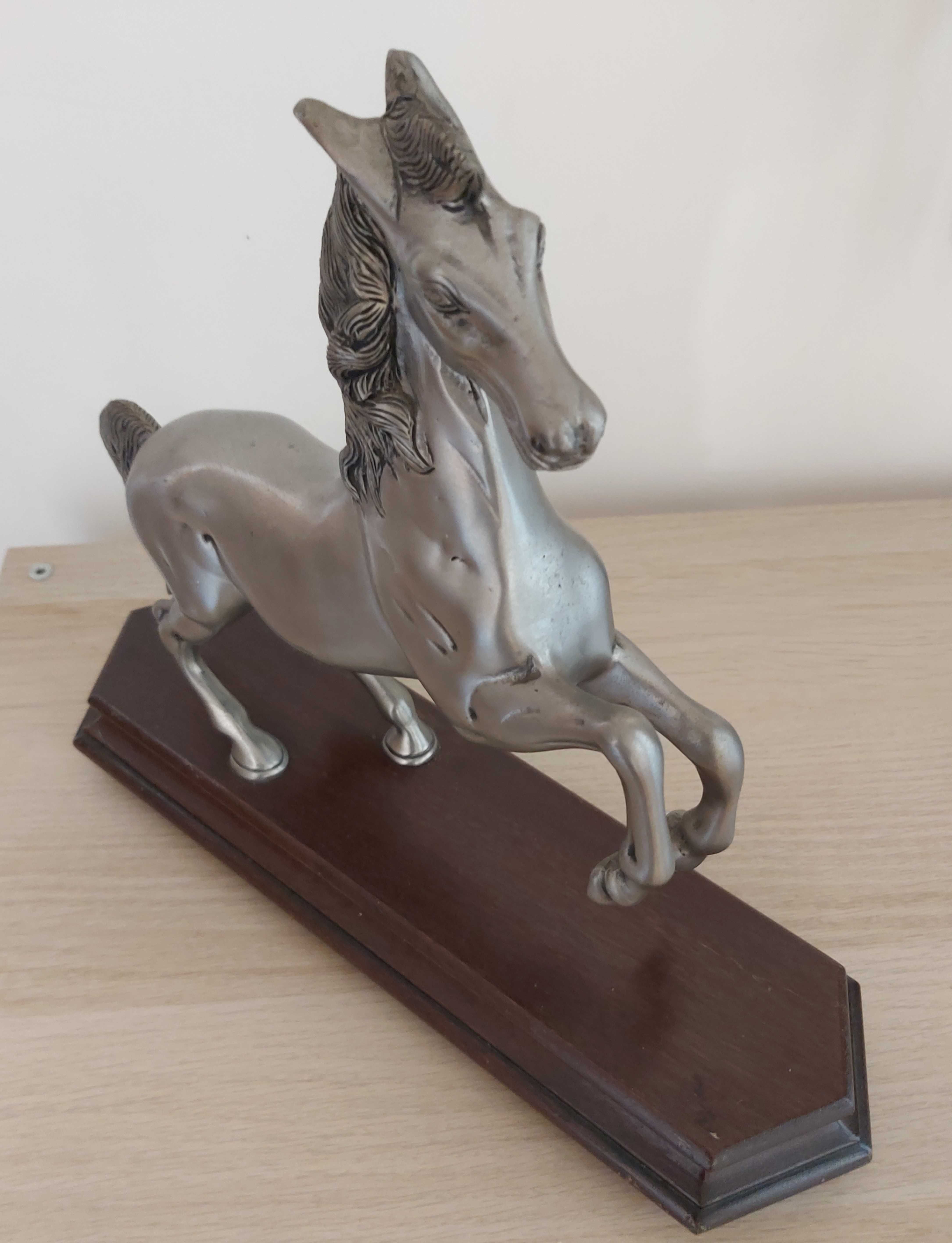 Estatueta com Cavalo de Estanho Puro 95% Aplique