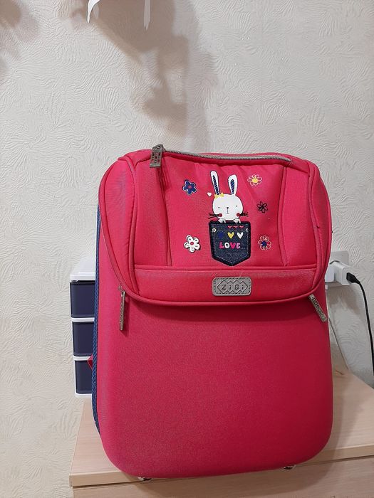 Шкільний рюкзак для дівчинки