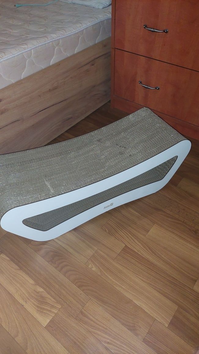 Продам когтеточку, лежак для котика.