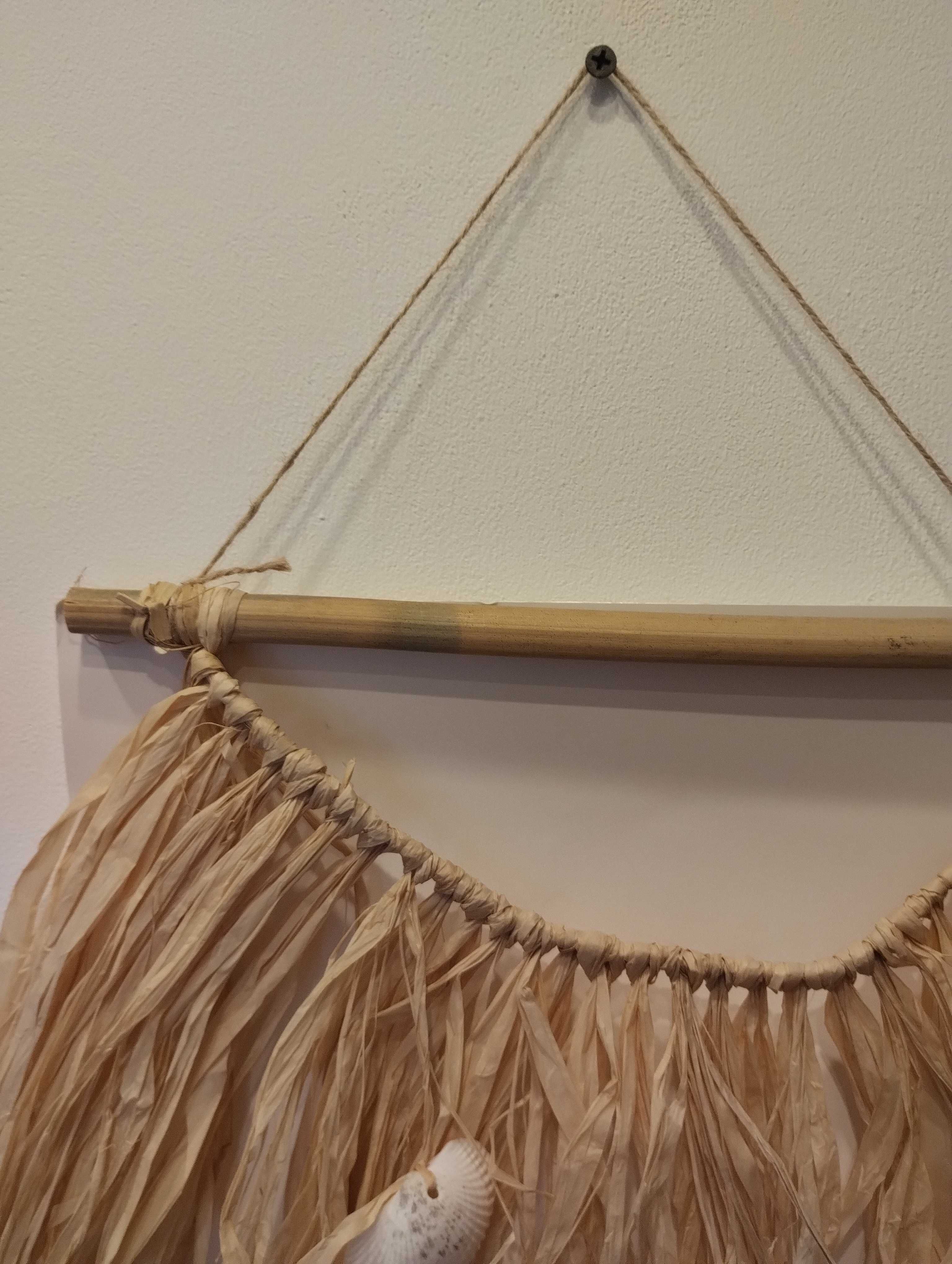 Dekoracja ścienna boho z muszlami i trawa rafii