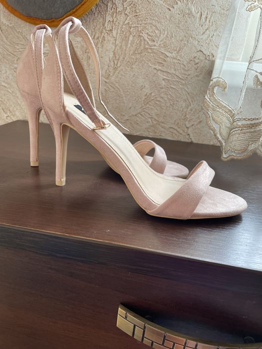 Продам босоніжки