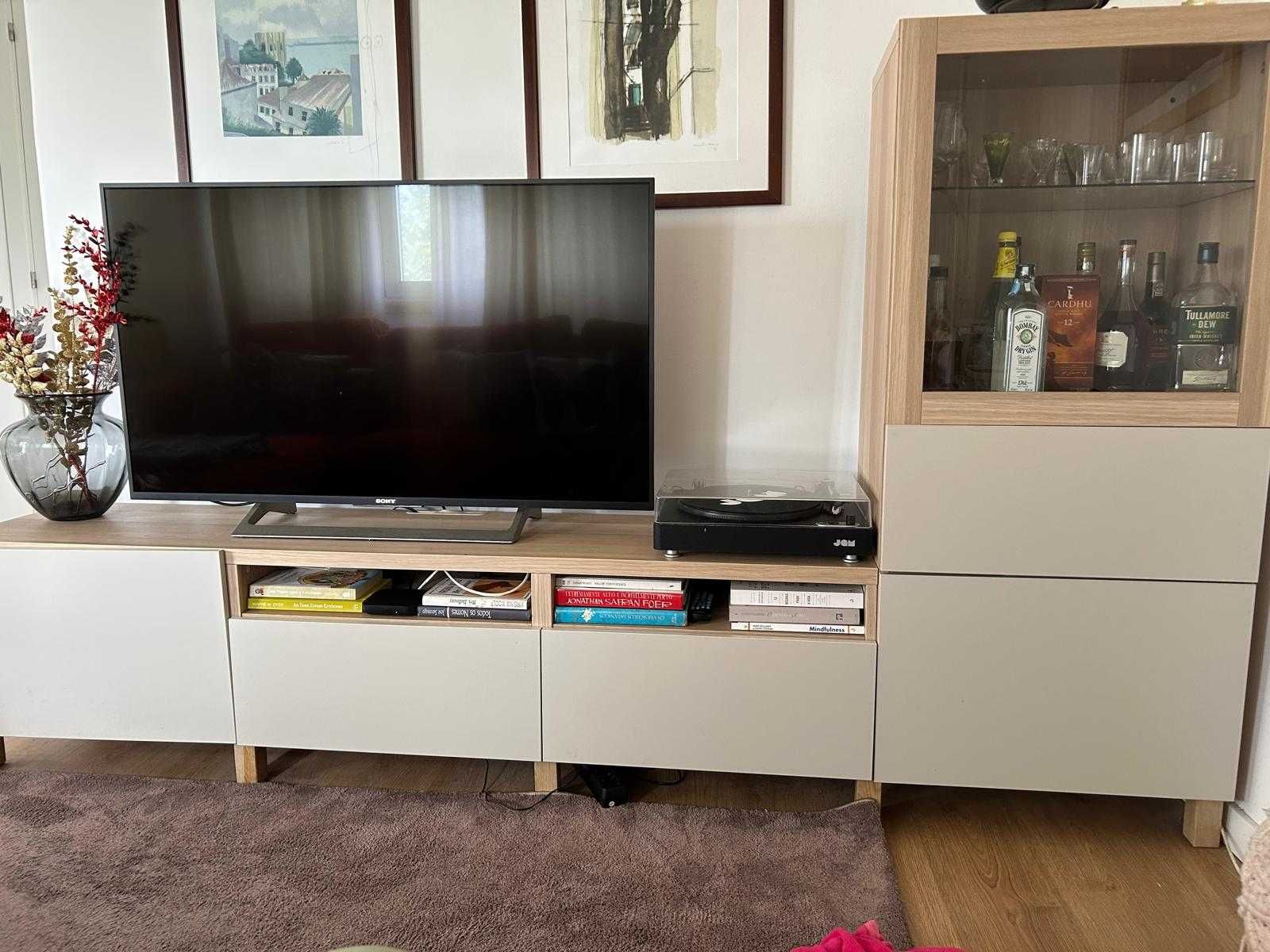 Movel de TV com aparador e louceiro.